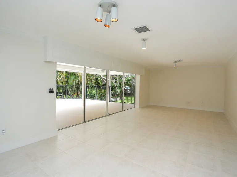 2901 Crayton Rd — Photo 35