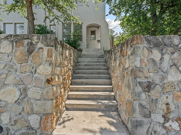 2611 McCart Ave — Photo 3