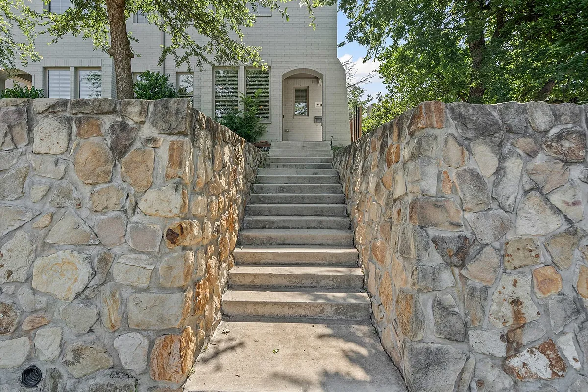 Building Photo - 2611 McCart Ave