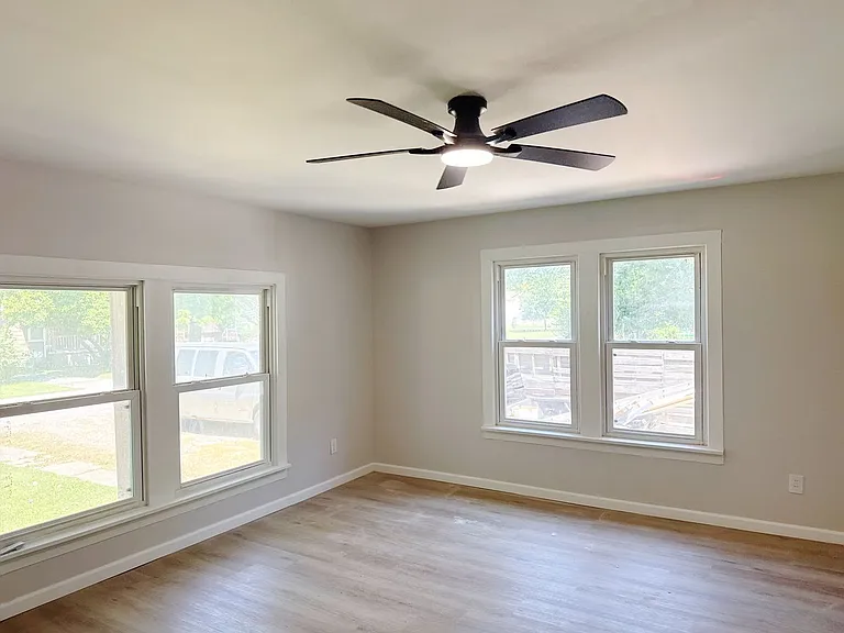 4748 Warnock Ave — Photo 11