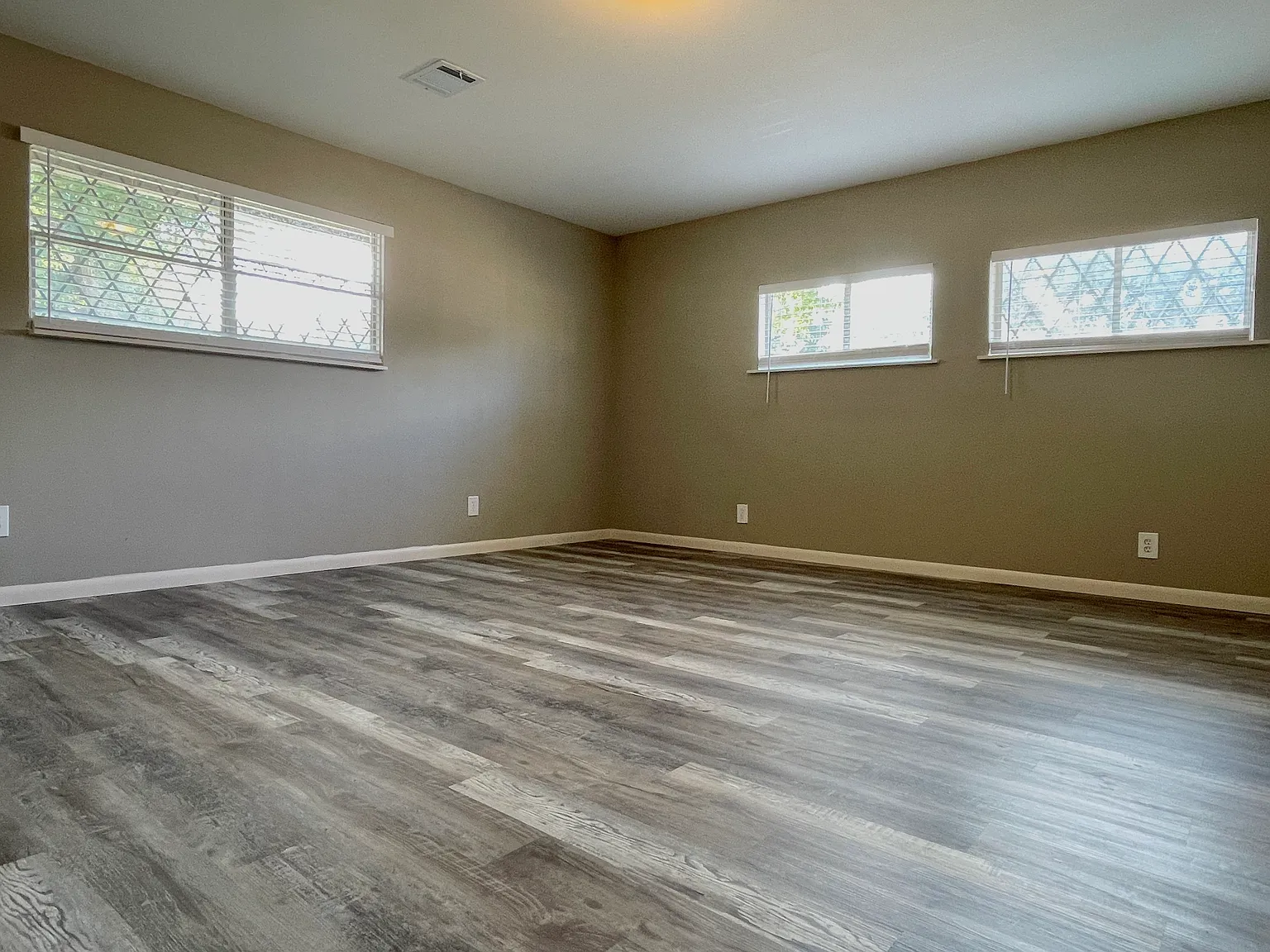 5 bed, 1700 sqft, $2,050 — Photo 2