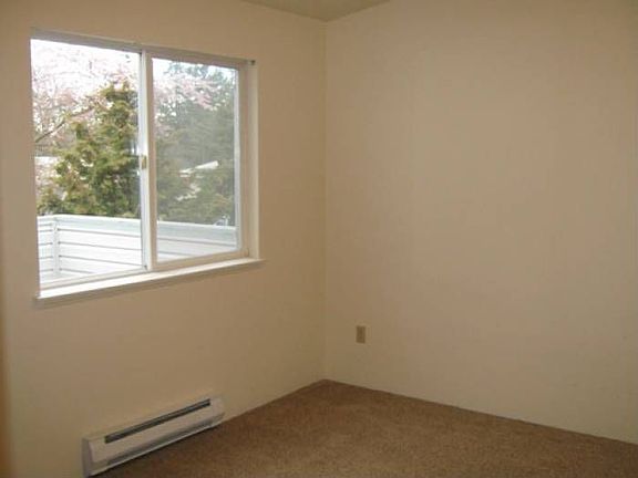 2nd bdrm peak of balcony