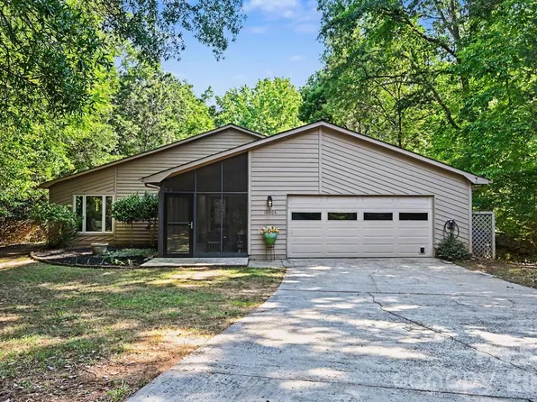 10006 Stoneleigh Ln, Charlotte, NC 28277