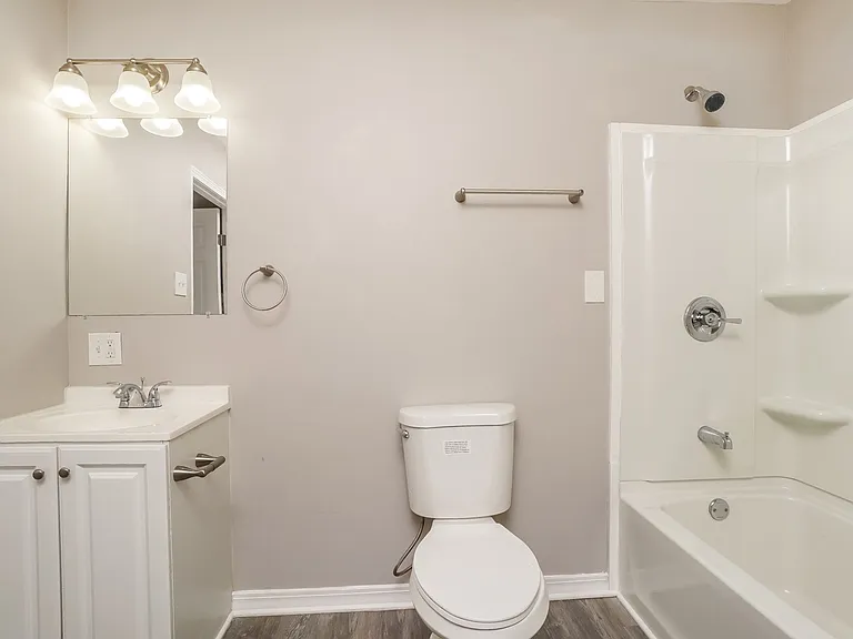 803242_028_bathroom_13139780.jpg