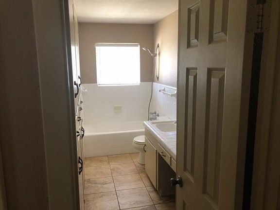 5th image of 303 S Pecan St