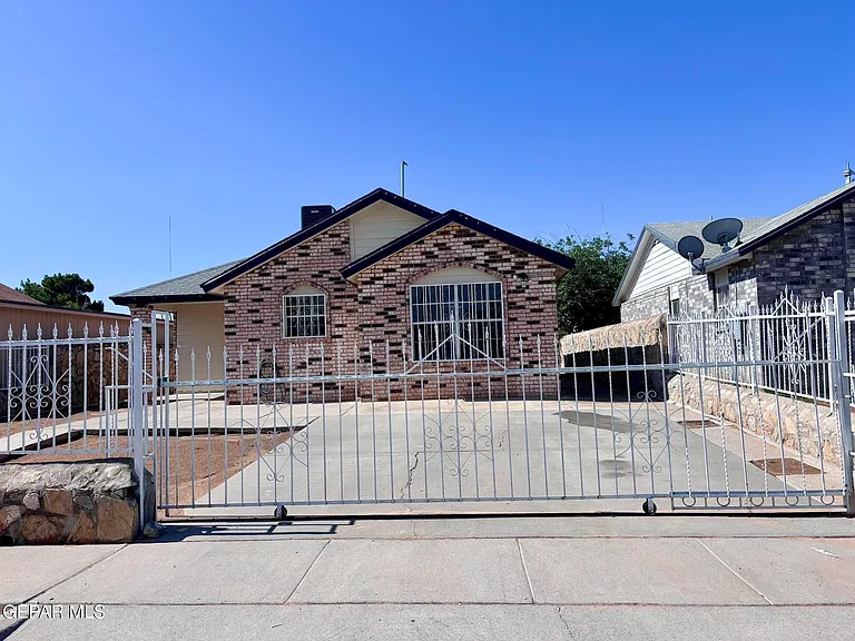 11924 Kings Guard Dr — Photo 1