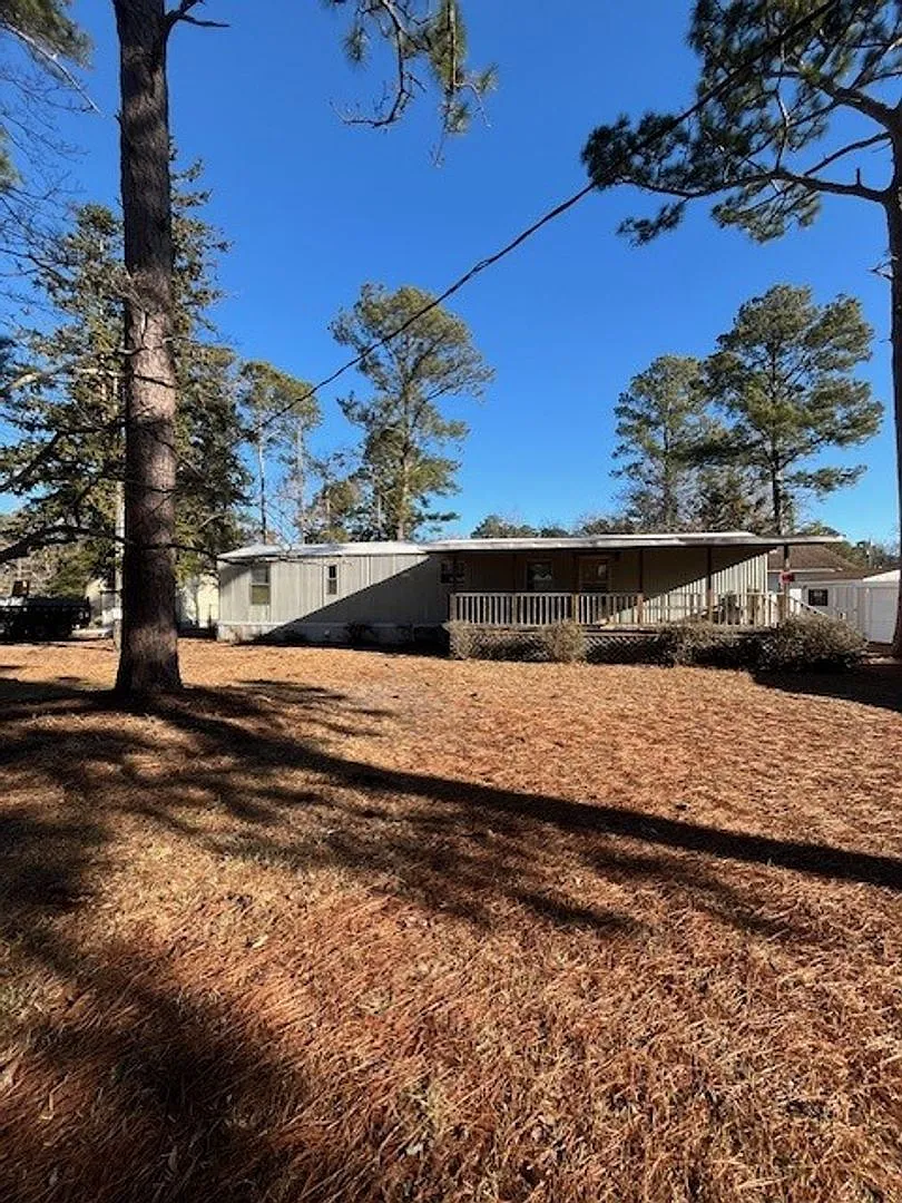 Welcome to this charming 2-bedroom, 1.5-bathroom home located in the desirable area of Leland, NC — Photo 4