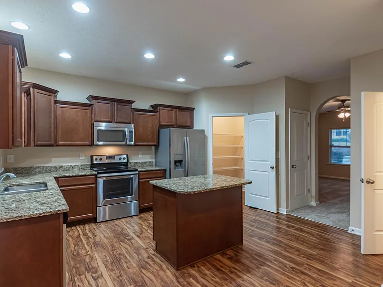 1512 Sprucedale Dr — Photo 3