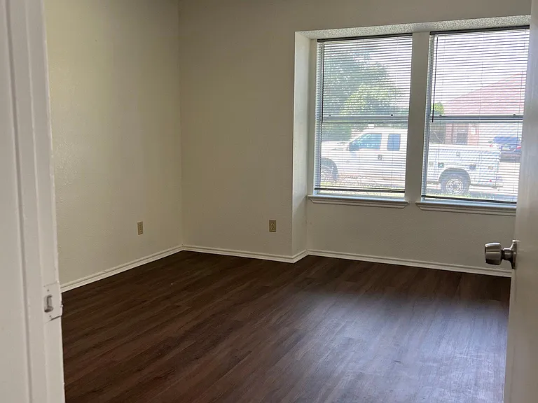 1226 Orchard Park Cir — Photo 4