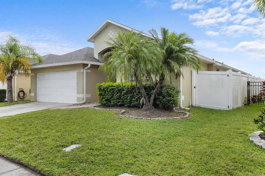 4 bed, 2.0 bath, 1746 sqft, $2,600 — Photo 2