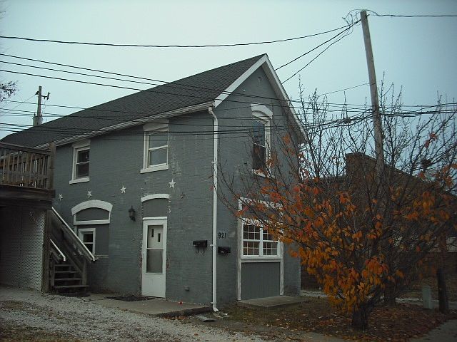 1st image of 921B W Illinois St