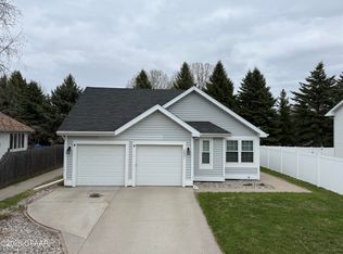 2421 Glen Cir, Grand Forks, ND 58201