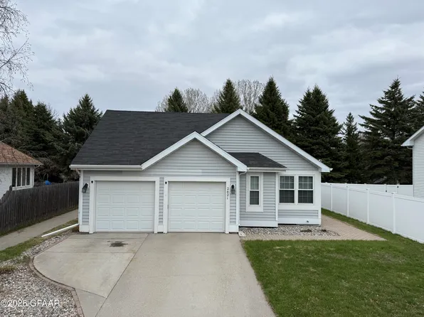 2421 Glen Cir, Grand Forks, ND 58201