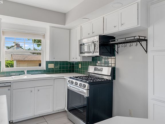 5th image of 820 W 9th St