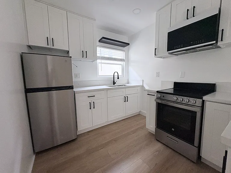 942 S Burlington Ave #5 — Photo 3