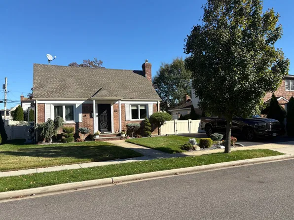81 Colonial Ave, Williston Park, NY 11596