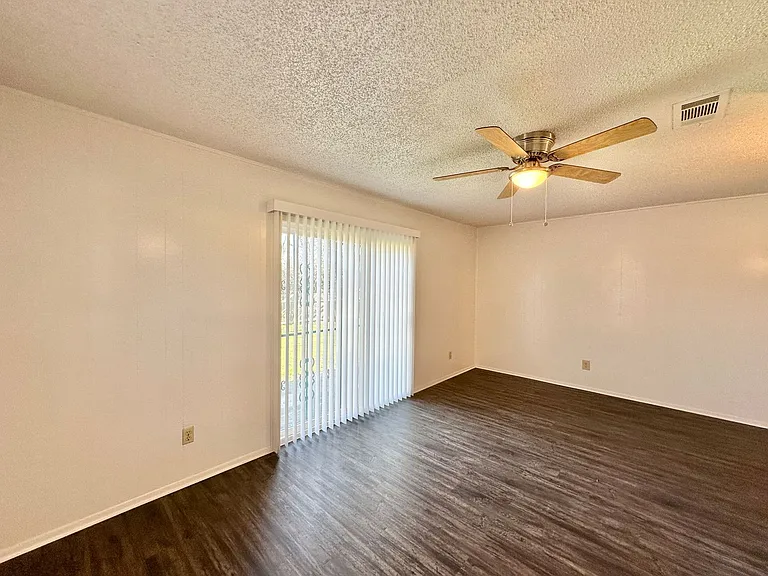 1501 Farhills Dr — Photo 18