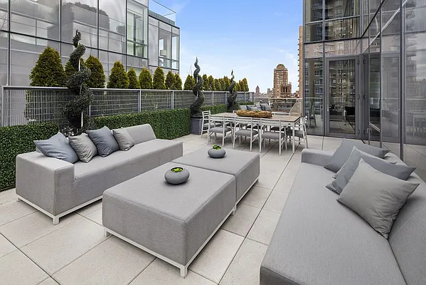 Sold by Dolly Lenz Real Estate LLC | media 21