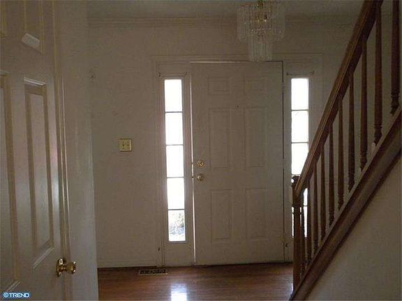 4th image of 469 Greenwood Dr