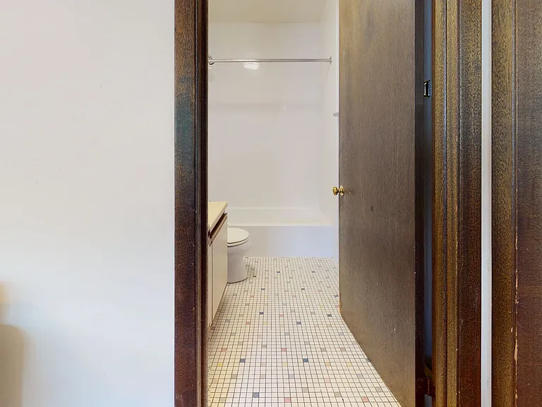643 E Johnson St — Photo 2