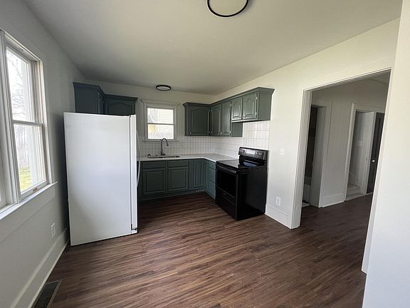 3rd image of 109 E Curtis St