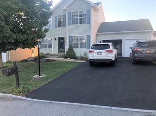 5 Cobblestone Ln, Troy, NY 12180