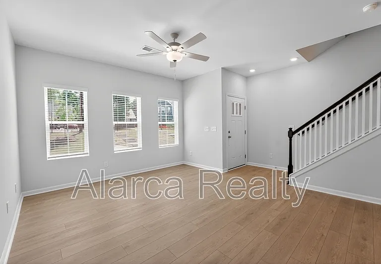 2962 Sloan Dr — Photo 6