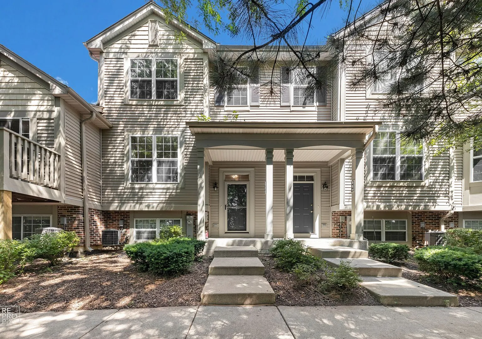 Grayslake Rental! 2 Bedroom 2.5 Bathroom Townhome! Cherry Creek Subdivision! — Photo 1