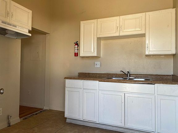 5th image of 924 W 2nd St APT A