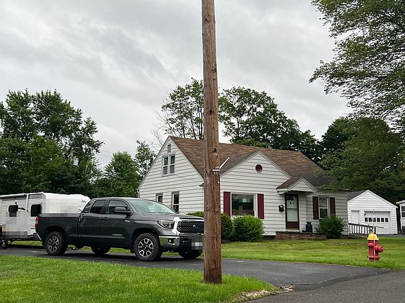 3rd image of 32 Dewitt Dr
