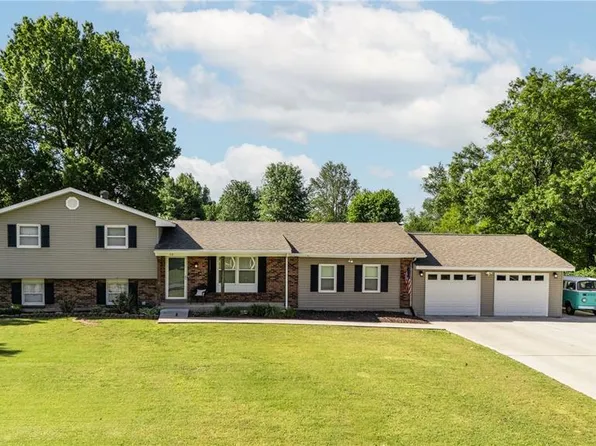 113 Holmes Dr, Sikeston, MO 63801