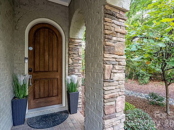 4th image of 5041 Vernet Ln