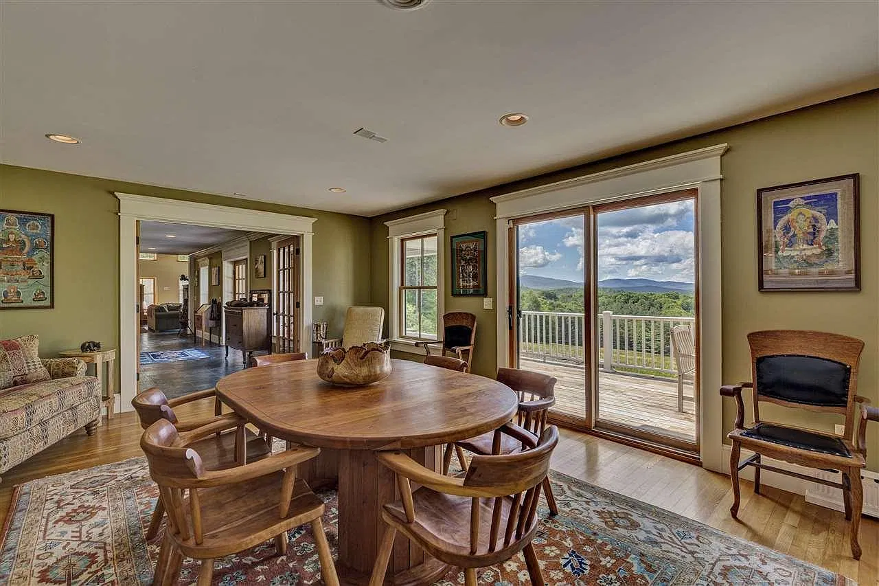 3 bed, 4110 sqft, $8,100 — Photo 3