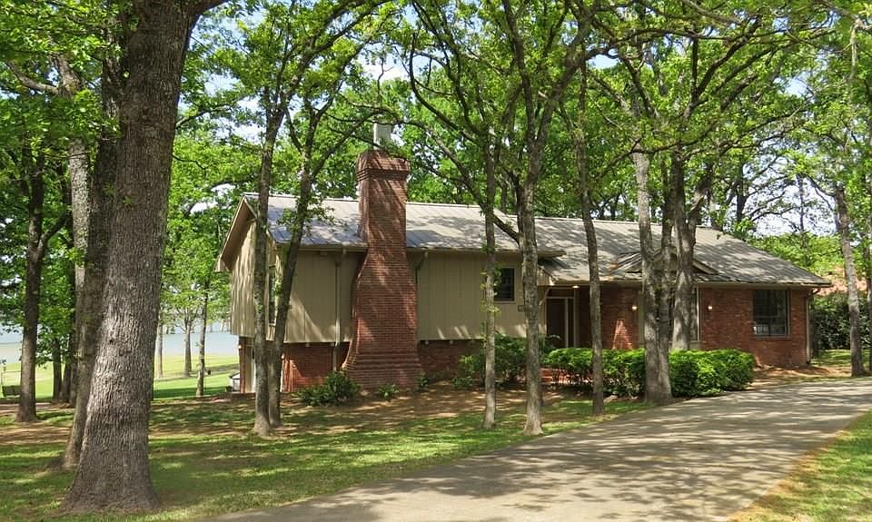 Lakefront home in Sand Point