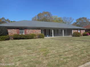 5526 Meadow Oaks Park Dr, Jackson, MS 39211