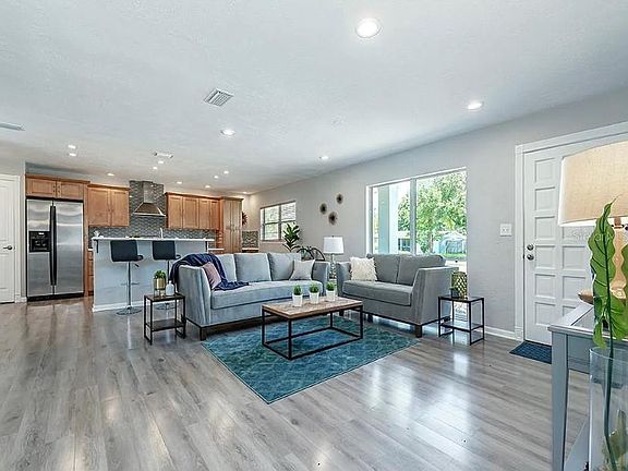 2nd image of 600 42nd Ave NE