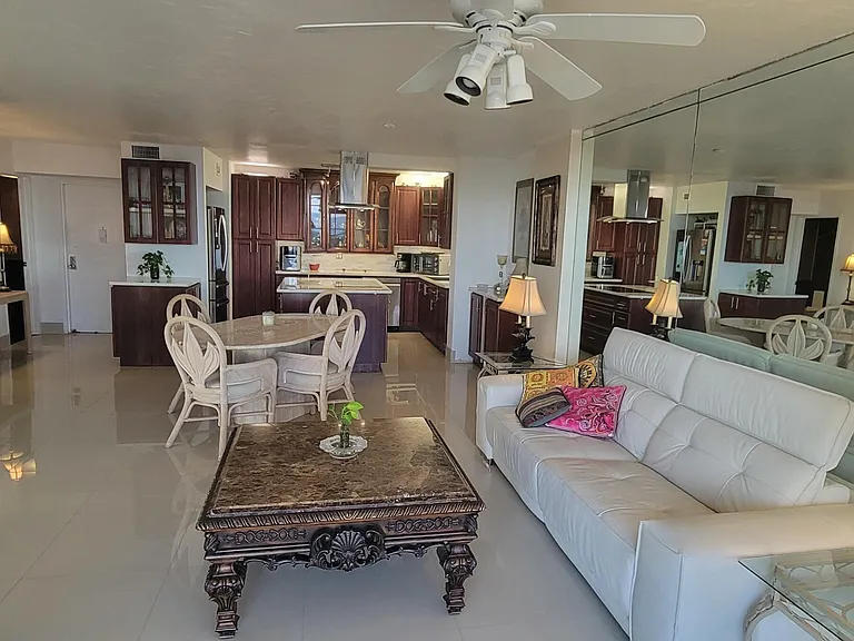 1147 Hillsboro Mile #1006 — Photo 3