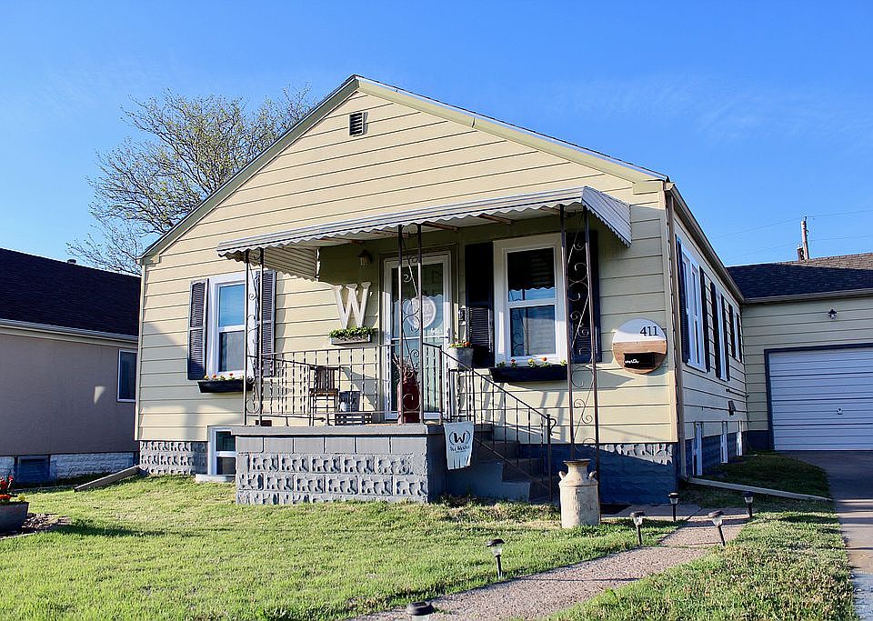 1st image of 411 E 16th St