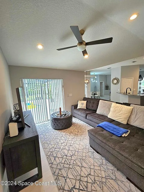 4 bed, 3.0 bath, 2006 sqft, $3,500 — Photo 3
