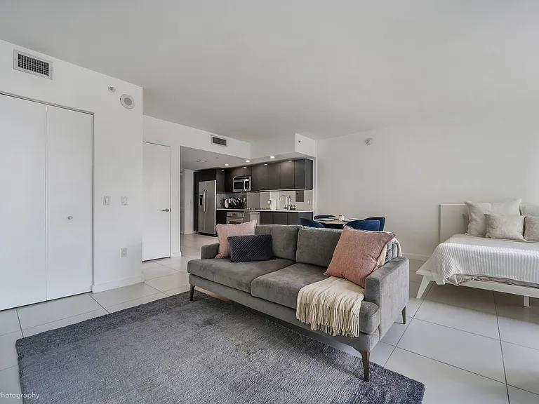 31 SE 6th St #1703 — Photo 2