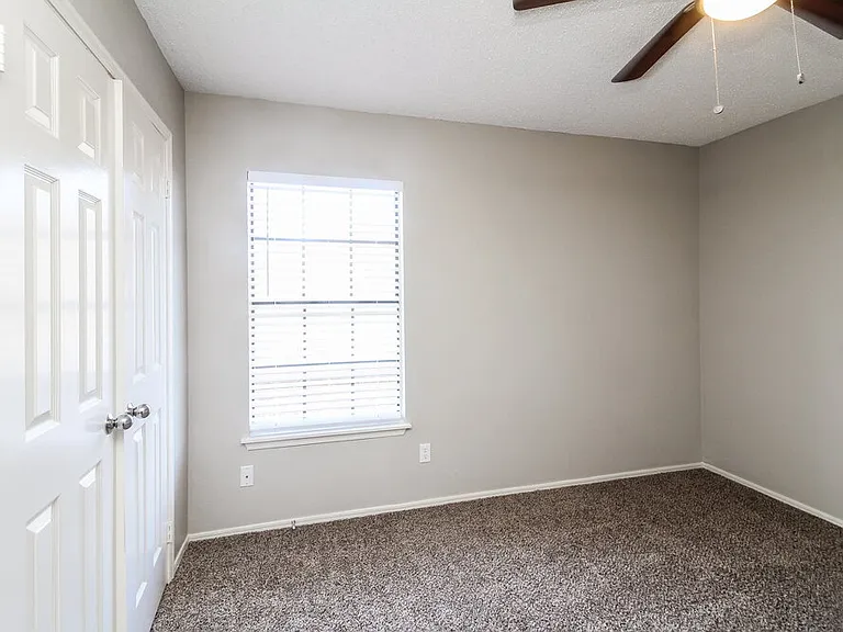 423 Barton Dr — Photo 13