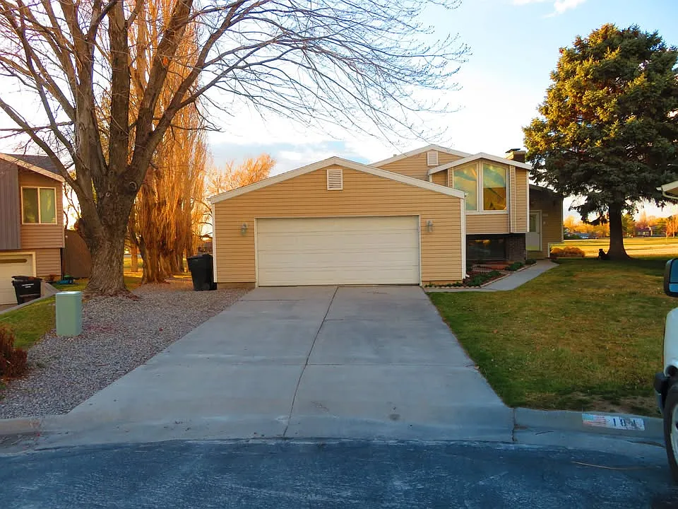 184 Country Club Dr
