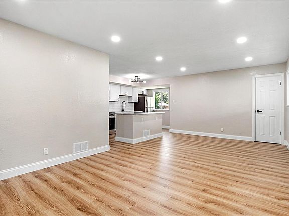 3rd image of 107 Brigadoon Cir