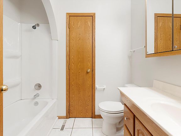 4th image of 2511 S 161st Cir