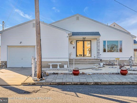 2nd image of 506 Newport Ave
