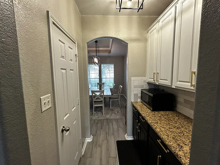 12118 Lamar Brg — Photo 10