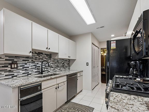 5th image of 447 Bayberry Court