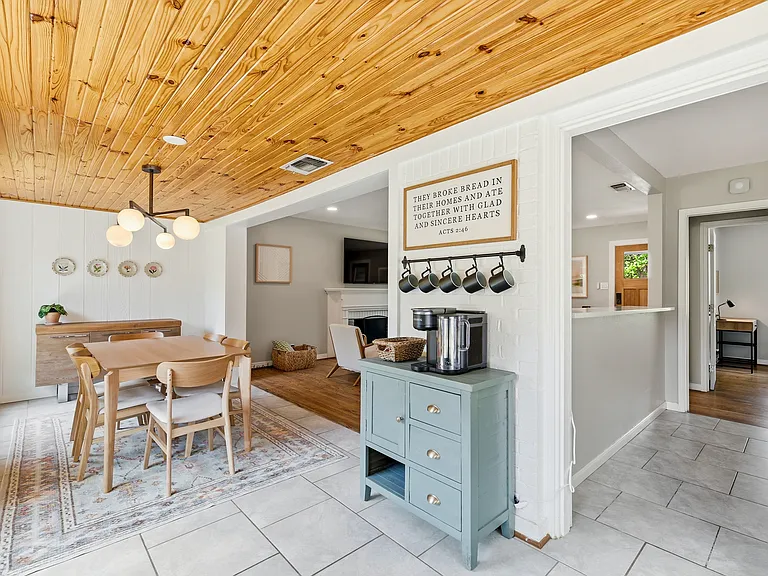 215 Varsity Cir — Photo 11