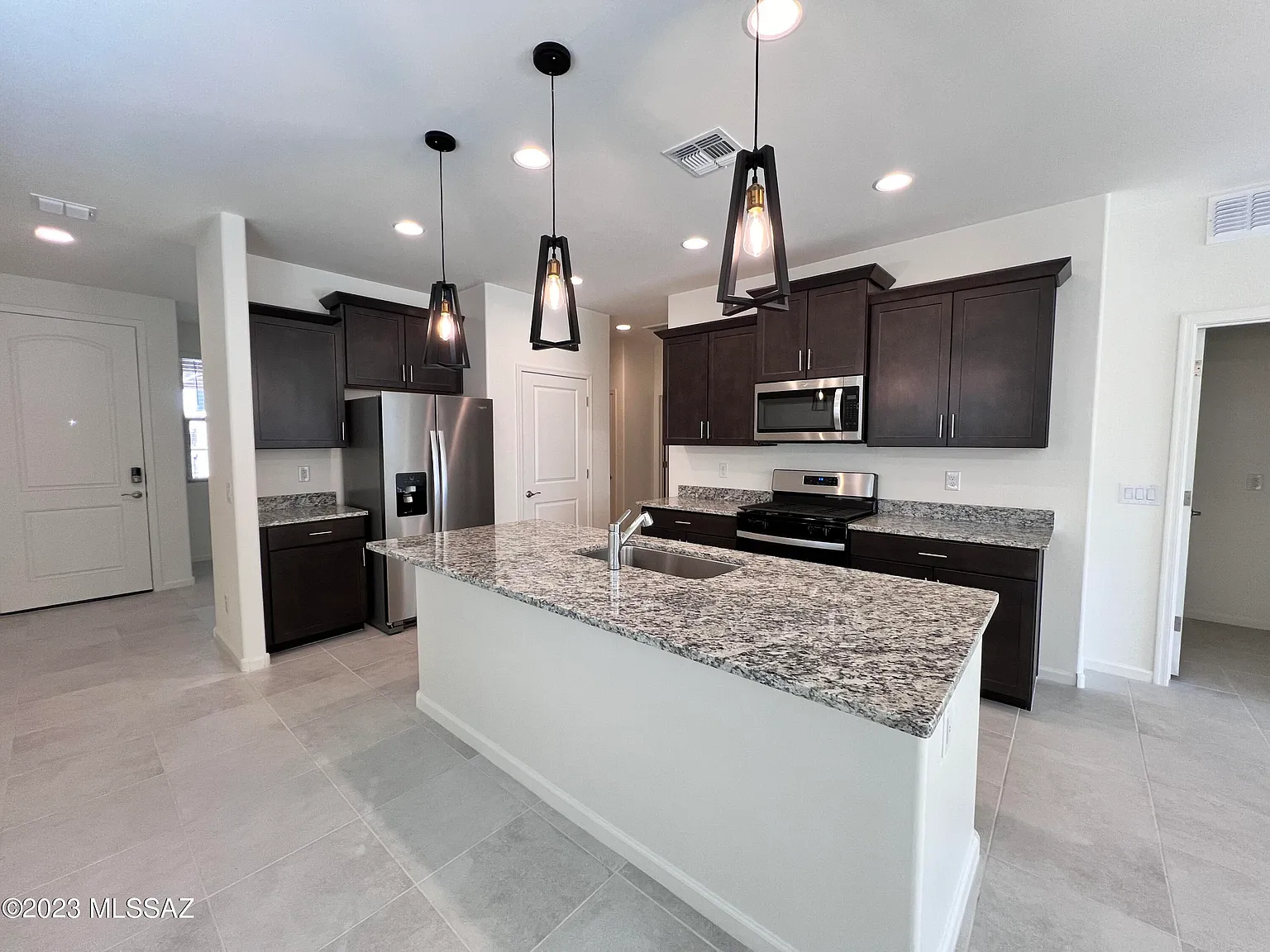 3 bed, 2.0 bath, 1600 sqft, $1,995 — Photo 2