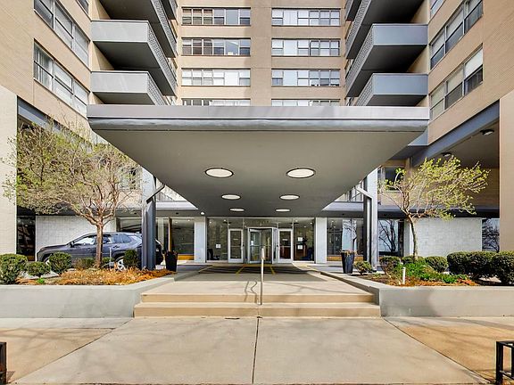 3rd image of 6301 N Sheridan Rd APT 8V